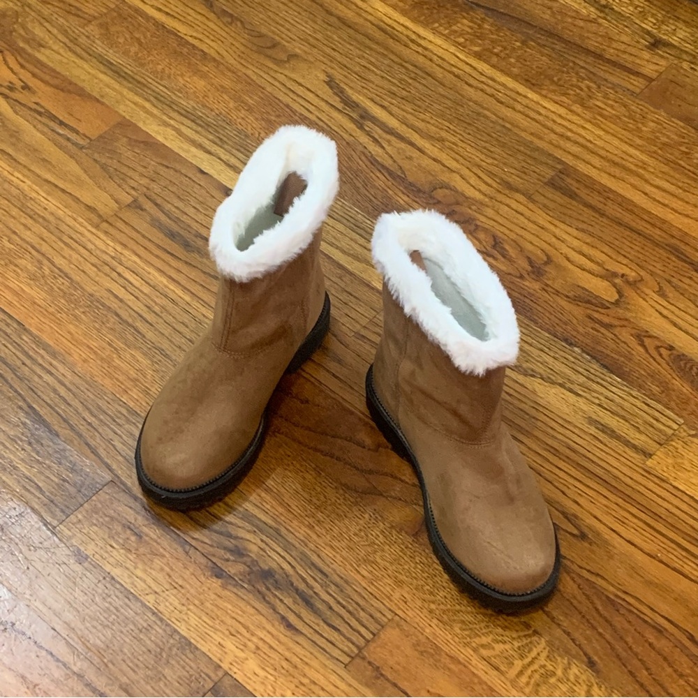 Old Navy Cozy Faux-Suede Faux-Fur Trim Boots Booties Tan Brown Color NWOT
Girls - Picture 3 of 13
